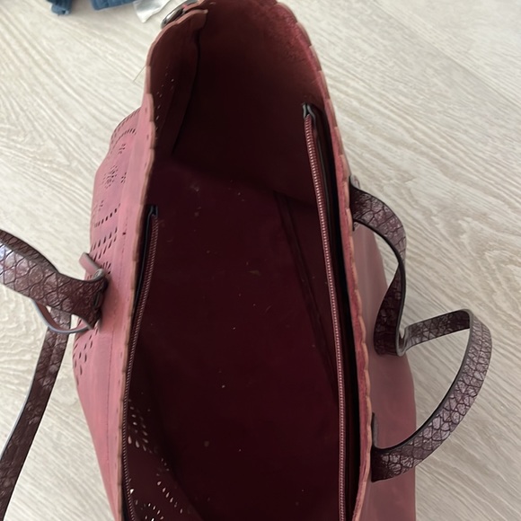 Beautifully designed bag with cut out in front. Comes with faux snakeskin pouch - Picture 4 of 7